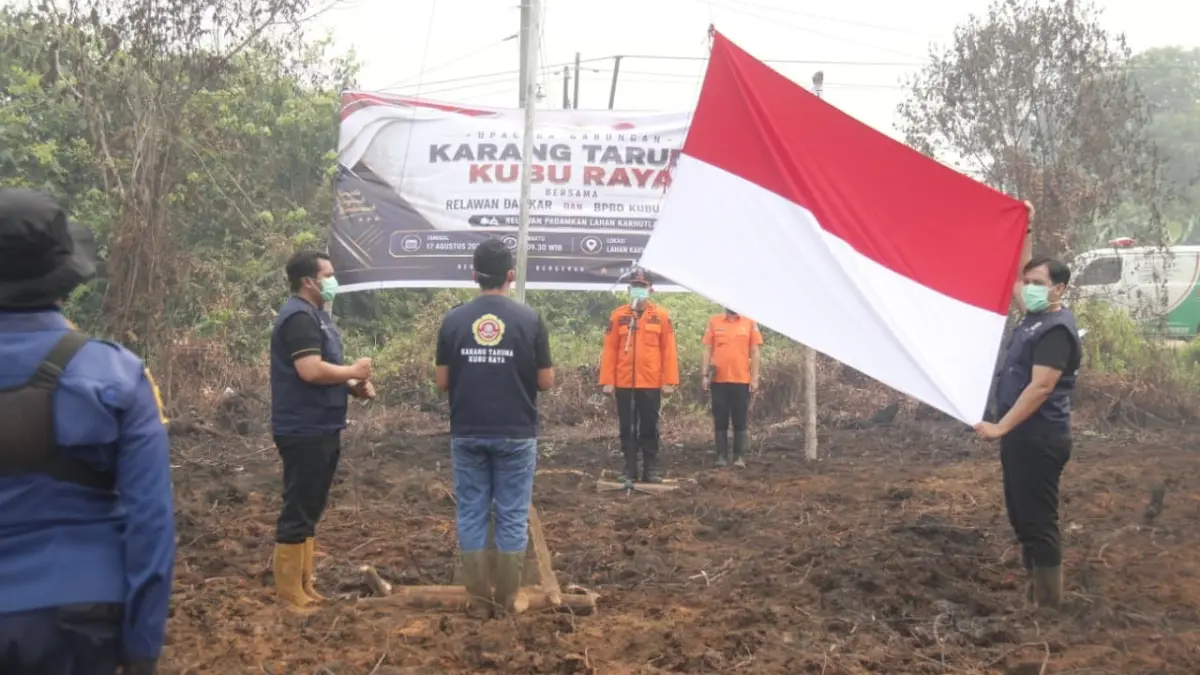 UPACARA BENDERA: Peserta mengikuti upacara HUT ke-81 Kemerdekaan RI di kawasan terdampak karhutla, Desa Limbung, Kecamatan Sungai Raya, Kubu Raya, Senin (17/8). (ASHRI ISNAINI/PONTIANAK POST)