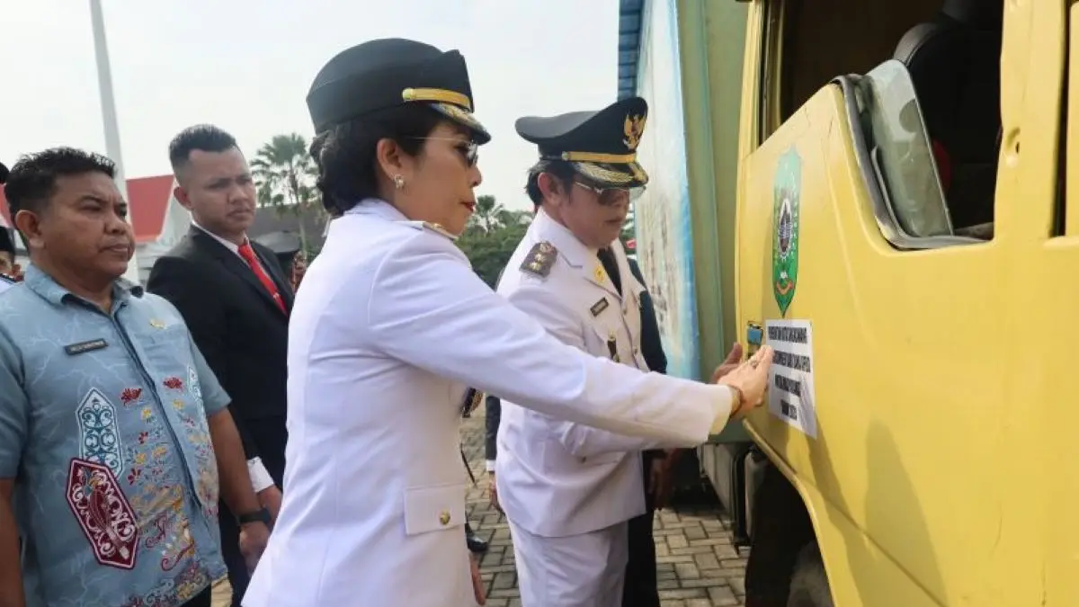 Wali Kota Singkawang Tjhai Chui Mie dan Wakilnya Muhammadin, Senin (17/8/2026) menempelkan stiker pada aset hibah yang diberikan pemkot,  (ANTARA/Narwati)
