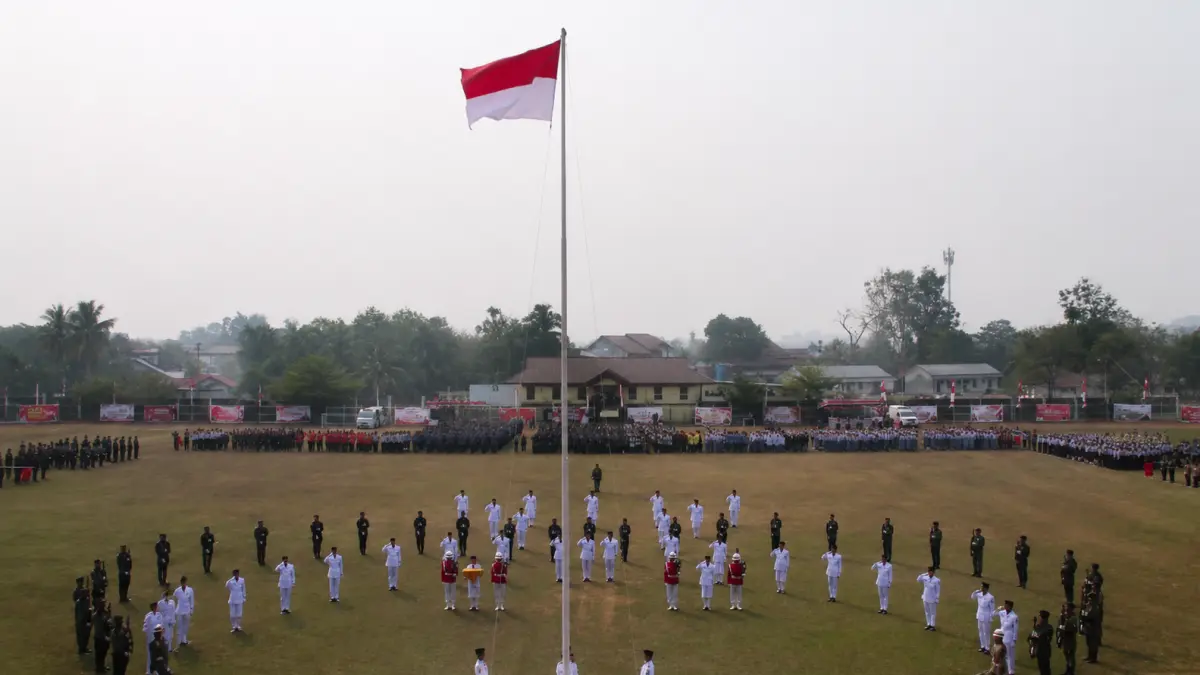 Asap akibat kebakaran hutan dan lahan (karhutla) yang masih terlihat di sejumlah wilayah Kabupaten Sintang tidak menghentikan pelaksanaan upacara pengibaran Bendera Merah Putih dalam rangka memperingati HUT Kemerdekaan Republik Indonesia ke-81 tahun 2026.(ISTIMEWA) 