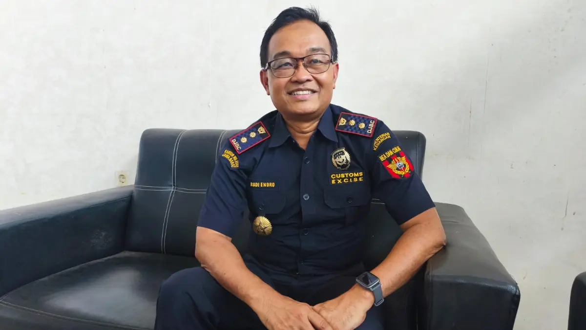 Kepala Kantor Bea Cukai Entikong Rudi Endro Pratikto saat memberikan keterangan terkait penerapan bea keluar komoditas emas serta upaya pengawasan peredaran rokok ilegal di Kantor BEA Cukai Entikong, Kabupaten Sanggau.(17/08/2026).(AGUNG RAJALI SAPUTRA/PONTIANAK POST)