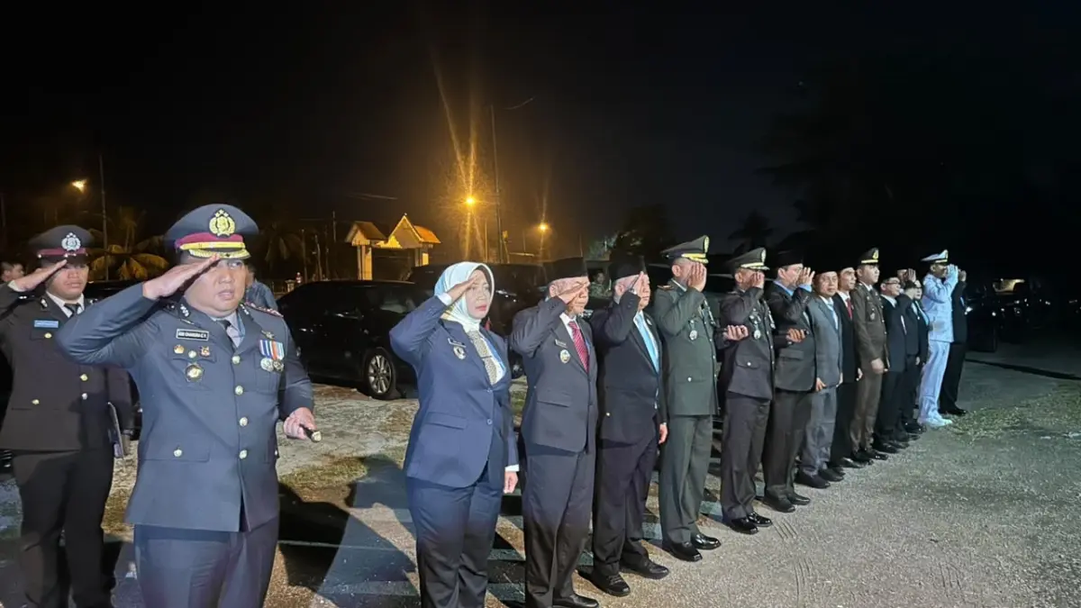 Bupati beserta Forkopimda Kabupaten Mempawah melaksanakan Renungan Suci di Taman Makam Pahlawan (TMP) Mempawah.