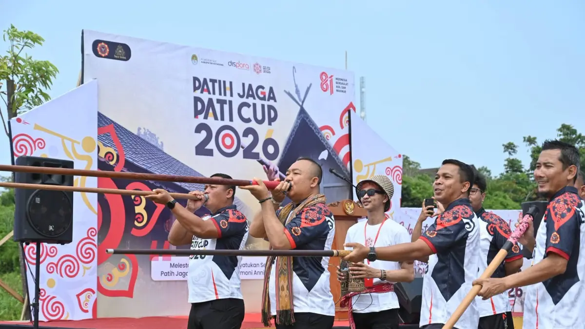 Bupati Ketapang, Alexander Wilyo, dan Forkopimda, mencoba menyumpit saat acara pembukaan Menyumpit Patih Jaga Pati Cup 2026, Sabtu (15/8).
(ISTIMEWA)