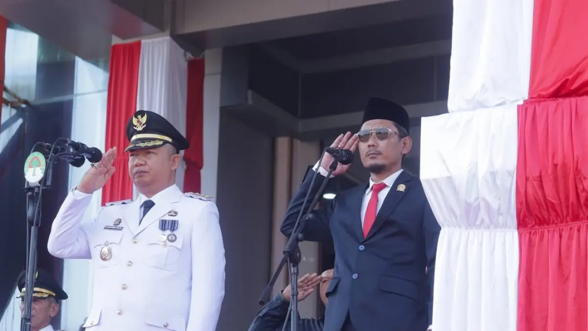 Bupati Ketapang, Alexander Wilyo, menjadi inspektur upacara HUT ke-81 RI di halaman Kantor Bupati Ketapang, Senin (17/8). (ISTIMEWA)