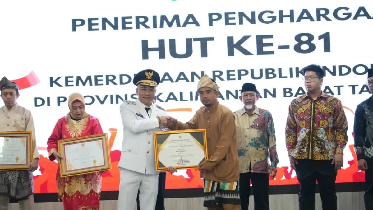 Dedi A. Khansa saat menerima penghargaan atas dedikasinya sebagai inisiator Gerakan Tanam Kopi Liberika Sendoyan serta upayanya mendorong produk turunan lada di Kabupaten Sambas. (ISTIMEWA)