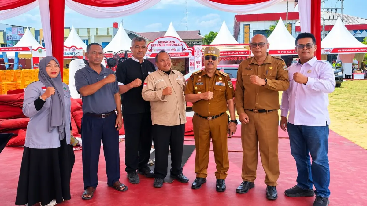 BUPATI Sanggau Yohanes Ontot dan plt Ketua DPD APKASINDO Kabupaten Sanggau Mahathir Muhammad bersama jajaran pengurus saat mempersiapkan pelaksanaan Musda APKASINDO Sanggau dan pelantikan pengurus DPW APKASINDO Kalimantan Barat yang akan segera digelar.(18/08/26). (AGUNG RAJALI SAPUTRA/PONTIANAK POST)&nbsp;