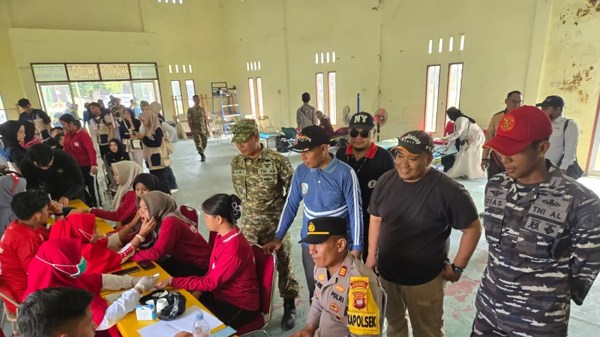 Forkopimcam Sungai Pinyuh melakukan memantau stan pengecekan kesehatan gratis.