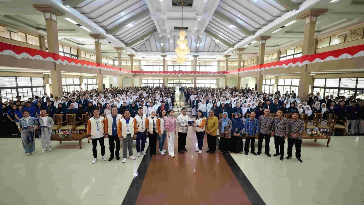 FOTO BERSAMA: Direktur BCA Vera Eve Lim berfoto bersama mahasiswa Untan usai kuliah umum BCA Berbagi Ilmu di Pontianak, Kamis (13/8). Kegiatan perdana BBI di Kalbar tersebut diikuti lebih dari 1.000 mahasiswa.