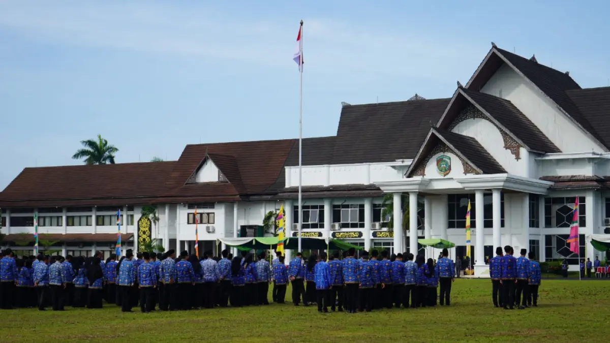 Ilustrasi ASN mengikuti upacara di lingkungan Kantor Bupati Mempawah.