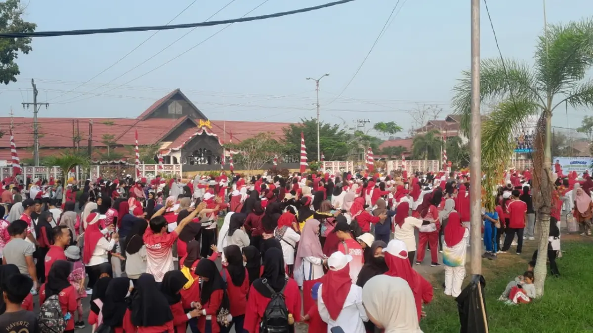 Kegiatan senam bersama yang diikuti masyarakat saat pencanangan Germas di Lokasi CFD. 