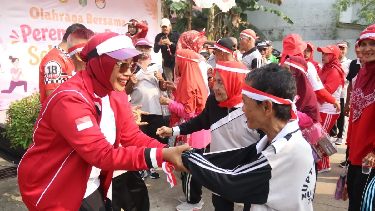 Ketua Tim Penggerak PKK Provinsi Kalbar, Erlina Ria Norsan, saat senam bersama para lanjut usia di halaman UPT Panti Sosial Mulia Dharma di Kubu Raya, Minggu (16/8). (ADPIM PEMPROV)
