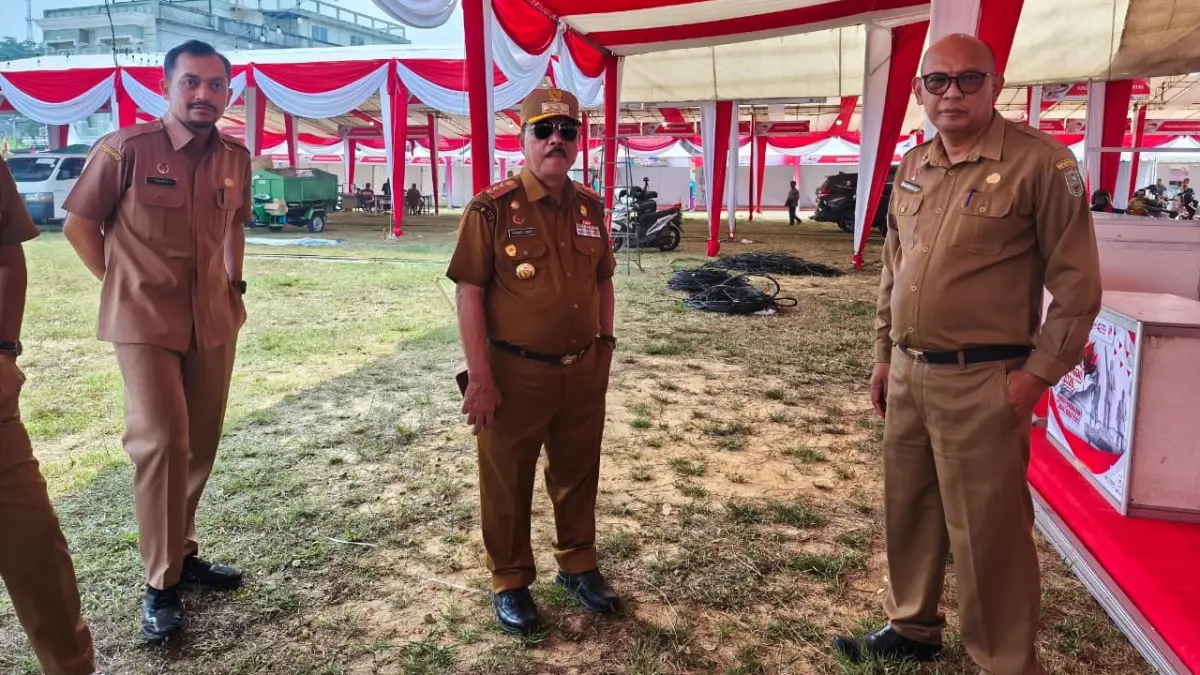 Bupati Sanggau Yohanes Ontot meninjau persiapan lokasi Festival Rakyat UMKM di Taman Arong Belopa, Kabupaten Sanggau. Persiapan stand dan fasilitas pendukung telah mencapai sekitar 90 persen menjelang pelaksanaan pada 19–22 Agustus 2026.
&nbsp;(18/08/26) (AGUNG RAJALI SAPUTRA/PONTIANAK POST)&nbsp;