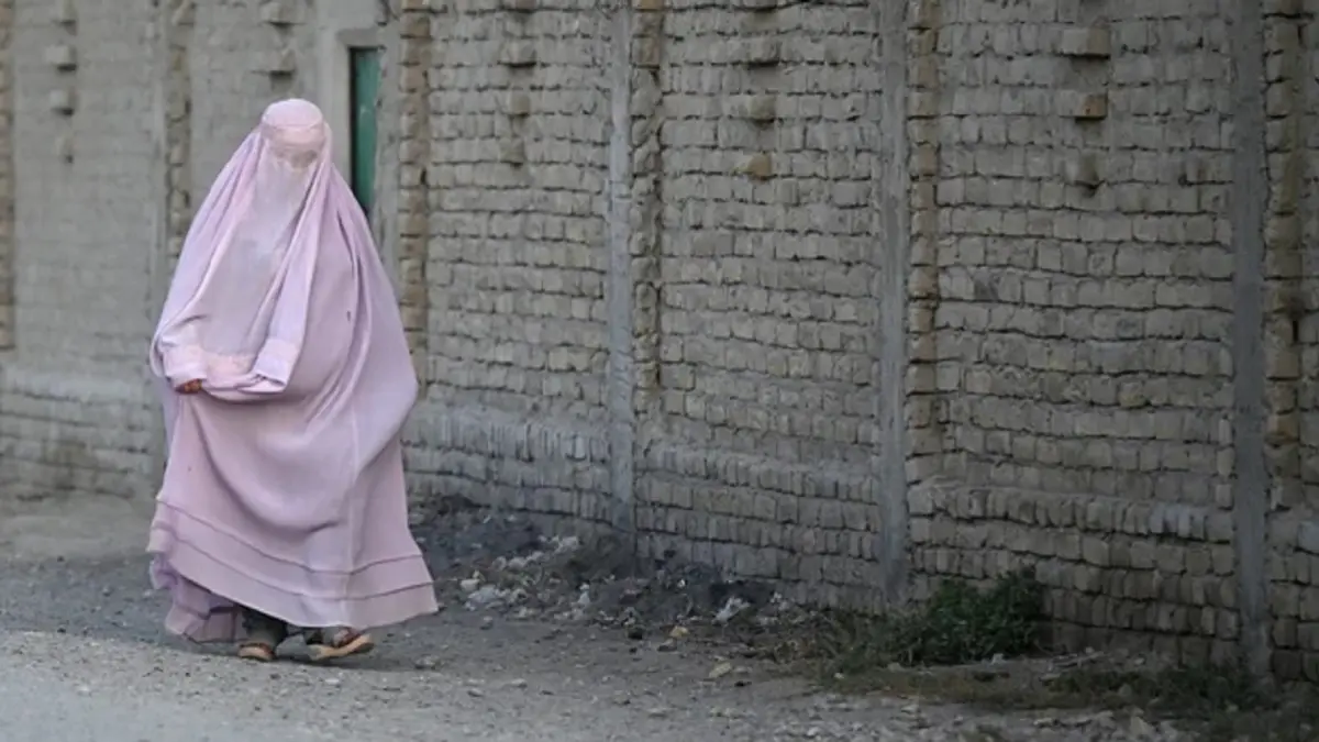 Perempuan Afghanistan menghadapi pembatasan ketat Taliban yang membatasi mobilitas, pendidikan, pekerjaan, dan kehidupan mereka di ruang publik. (Foto : www.rte.ie)