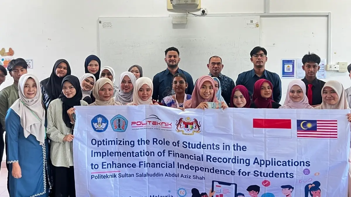 PKM INTERNASIONAL: Tim PKM dari Polnep berfoto bersama dengan peserta PKM Internasional usai acara. (IST) 