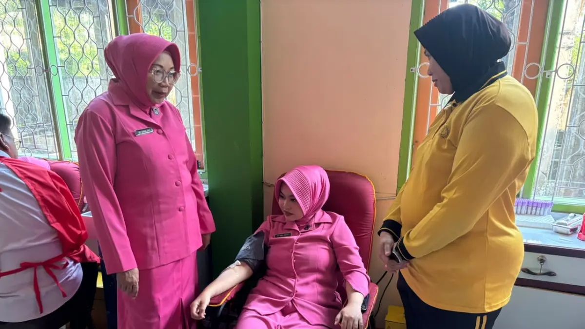 Polwan Polres Singkawang bersama Bhayangkari Cabang Singkawang menunjukkan kepedulian terhadap sesama melalui kegiatan donor darah. Kegiatan tersebut berlangsung di UTD PMI Kota Singkawang, Selasa (18/8/2026).(Humas Polri)