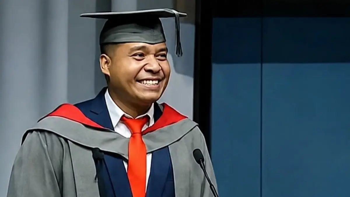 Potongan video Muhammad Afandi Angkotasan, mahasiswa asal Pelau, Maluku, menyanyikan Tanah Airku saat wisuda di University of York, Inggris.
