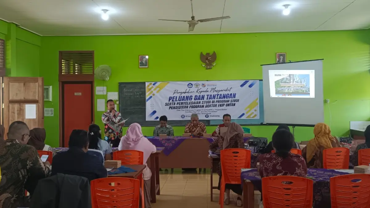 teks: FKIP Untan saat mengenal kan Program Doktor Pendidikan kepada Dosen dan Guru di Kota Singkawang.