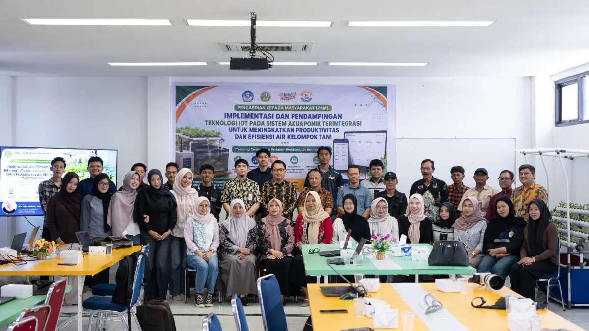 Tim PKM POLITAP bersama Kelompok Tani Putra Mandiri dan peserta pelatihan berfoto bersama usai kegiatan implementasi dan pendampingan teknologi IoT pada sistem akuaponik terintegrasi di Politeknik Negeri Ketapang.