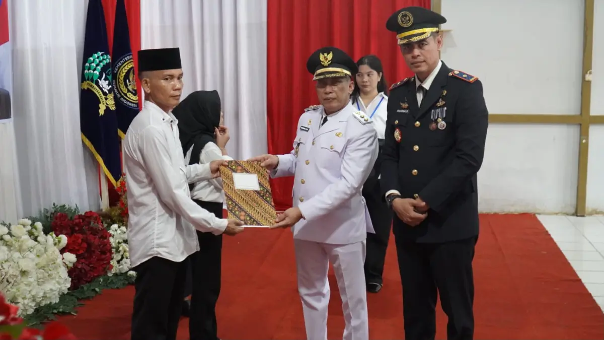 Wabup Kapuas Hulu, Sukardi saat menyerahkan remisi kepada warga binaan Rutan Putussibau.(ISTIMEWA) 