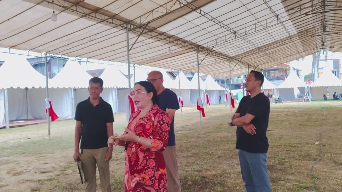 Wakil Bupati Sanggau Susana Herpena didampingi Kepala Disperindagkop dan UM Sanggau Shopiar Juliansyah meninjau persiapan lokasi pameran pembangunan dan festival UMKM di Taman Arong Belopa, Sanggau, Sabtu (15/8/2026).(AGUNG RAJALI SAPUTRA/PONTIANAK POST) 