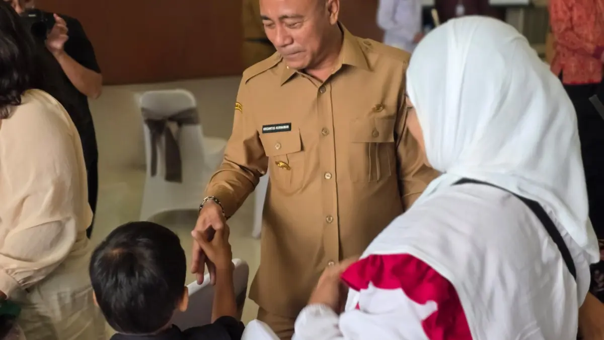 Wakil Gubernur Kalbar Krisantus Kurniawan menyapa warga dalam kegiatan Program PEKA BPJS Ketenagakerjaan di Pontianak.