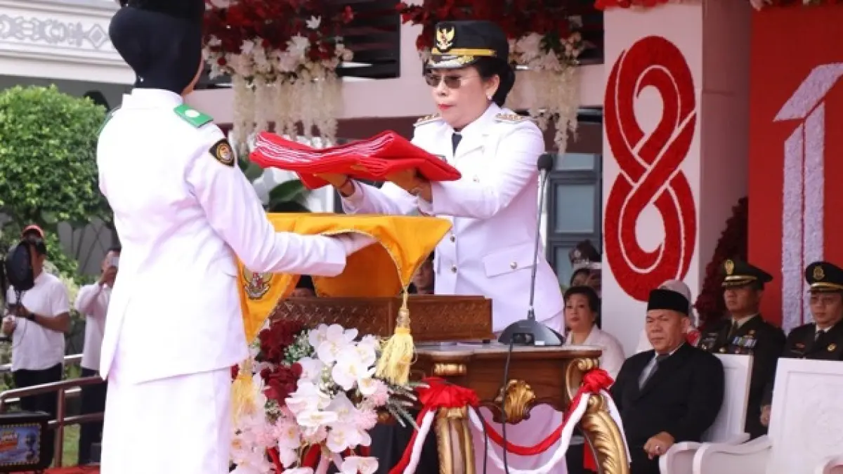 Wali Kota Singkawang Tjhai Chui Mie menerima Bendera Merah Putih saat upacara memperingati HUT ke-81 Kemerdekaan Republik Indonesia di Halaman Kantor Wali Kota Singkawang, Senin (17/8/2026). (MC SINGKAWANG)