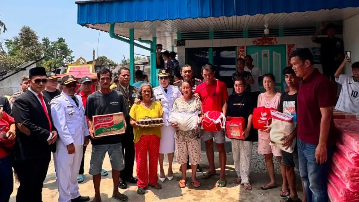 Wali Kota Singkawang, Tjhai Chui Mie, menyerahkan bantuan kepada korban kebakaran di Jalan Tama Roban, Senin (17/2026). (ANTARA/Narwati)