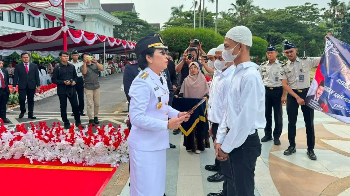 Wali Kota Singkawang Tjhai Chui Mie menyerahkan remisi kepada warga binaan Lapas Singkawang, Senin (17/8) di Kantor Wali Kota. 