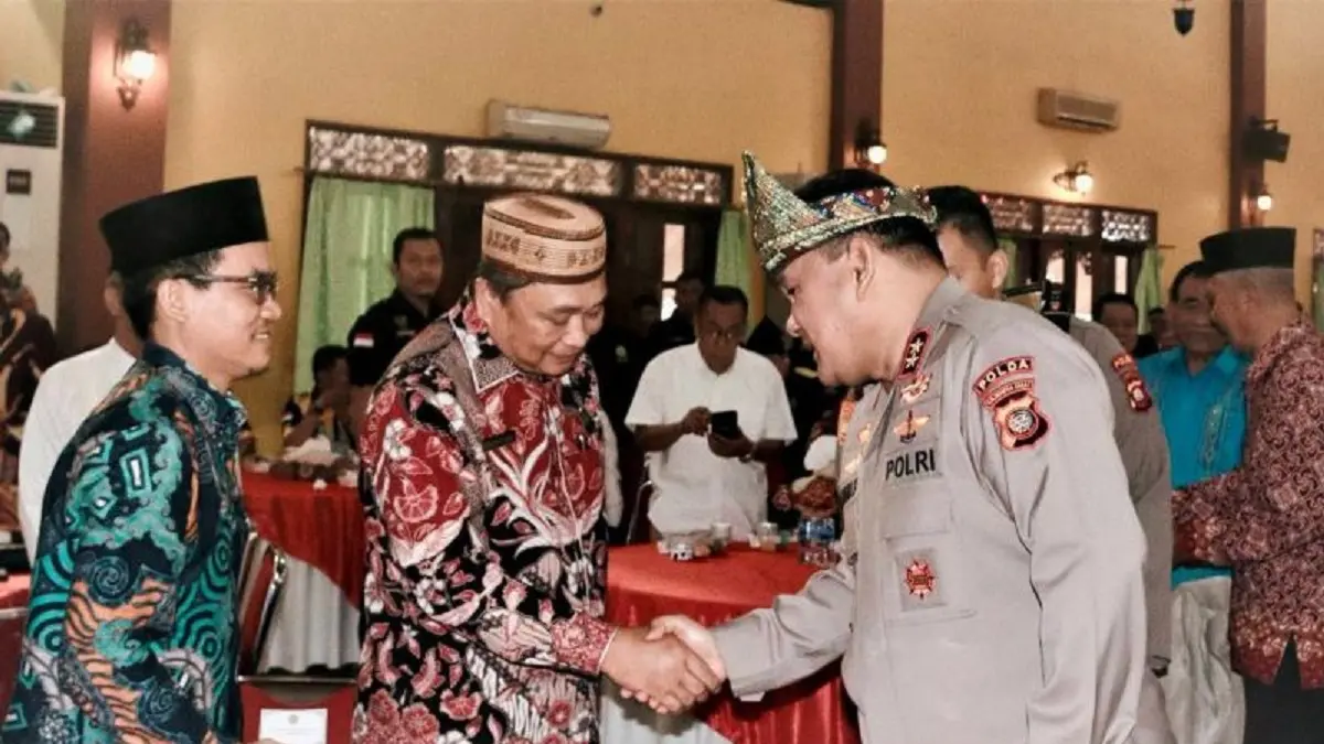 Kapolda Kalbar Irjen Pol. Alberd Teddy Benhard Sianipar bersalaman dengan Kepala Kanwil Kemenag Kalbar Muhajirin Yanis dalam kgeiatan dialog Silaturahmi dan Ngopi Bareng Mitra Strategis Perkumpulan Merah Putih (PMP) di Rumah Adat Melayu Pontianak, Rabu (19/8/2026) (Antara/Rendra Oxtora)