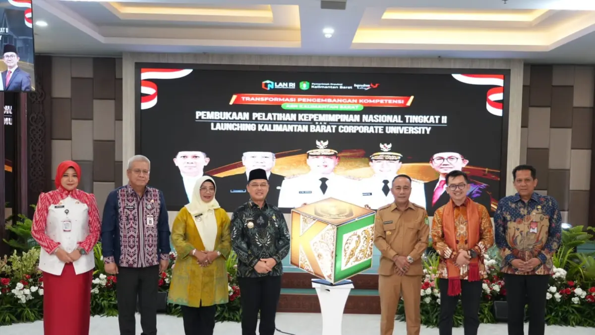 Gubernur Kalbar Ria Norsan bersama Kepala LAN RI Muhammad Taufiq, Plt Kepala BPSDM Kemendagri Andi Ony Prihartono, dan jajaran Pemprov Kalbar berfoto bersama usai pembukaan PKN Tingkat II dan peluncuran Kalbar Corporate University, Selasa (18/8). (ISTIMEWA)