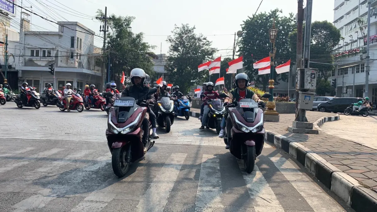 Anggota komunitas Honda PCX wilayah Surabaya bersama keluarga turut memeriahkan Convoy Merdeka 2026 dalam rangka menyambut HUT ke-81 Republik Indonesia. (ISTIMEWA)