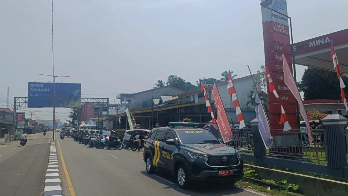 Antrean panjang kendaraan bermotor di salah satu SPBU di Kota Putussibau. (Taufik Pontianak Post)