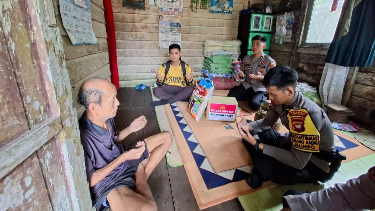BERBAGI: Personel Polres Landak menyerahkan bantuan kepada Saparudin M. Yasin di Dusun Karangan Mas, Desa Tubang Raeng, Kecamatan Jelimpo, Senin (17/8/2026).