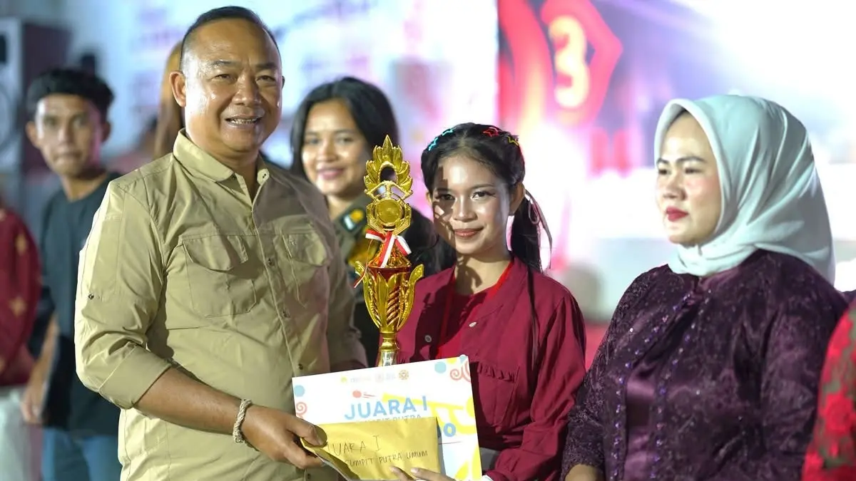 Bupati Ketapang, Alexander Wilyo, menyerahkan hadiah kepada para juara pada Kejuaraan Menyumpit, Senin (17/8). (ISTIMEWA)


