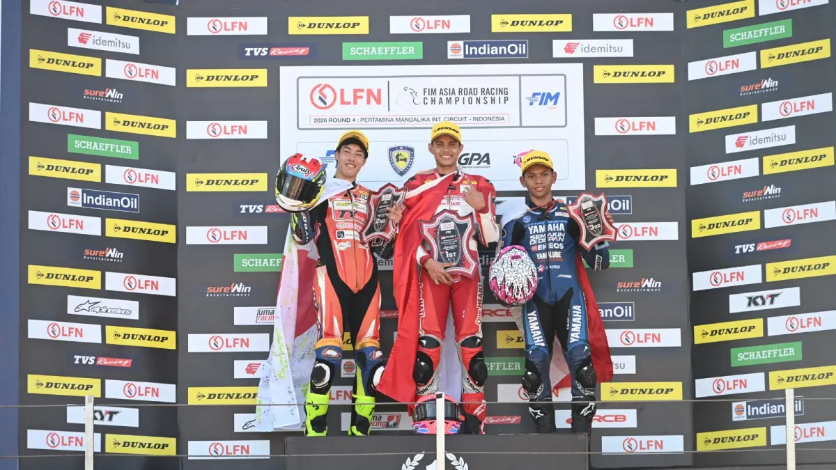 ebalap AHRT Irfan Ardiansyah (tengah) meraih podium pertama pada Race 2 kelas AP250 ARRC 2026 di Pertamina Mandalika International Circuit, Lombok, NTB, Minggu (9/8).