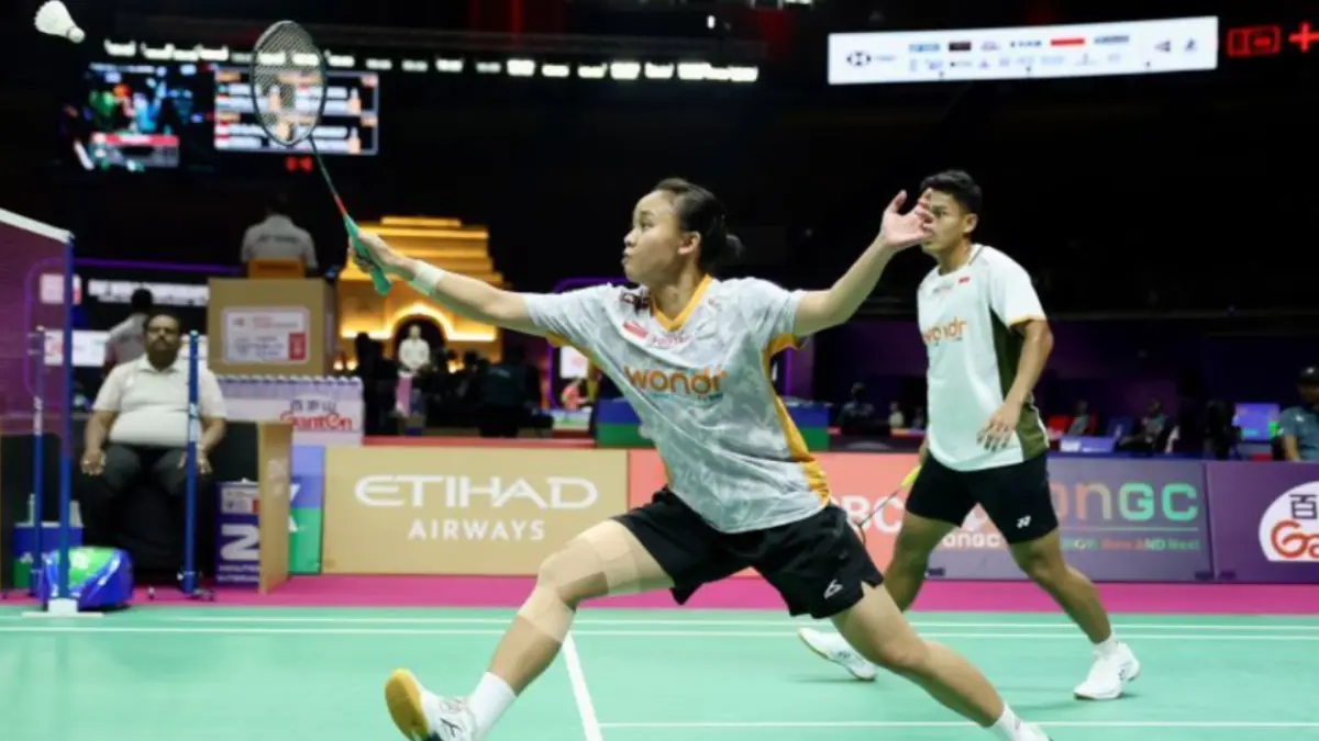 Ganda campuran Bimo Prasetyo/Arlya Nabila Thesya Munggaran saat melawan pasangan Jepang Yuichi Shimogami/Sayaka Hobara pada babak 32 besar Kejuaraan Dunia 2026 di New Delhi, India, Rabu (19/8). Bimo/Arlya kalah dengan skor 13-21, 16-21. (ANTARA/HO-PBSI)