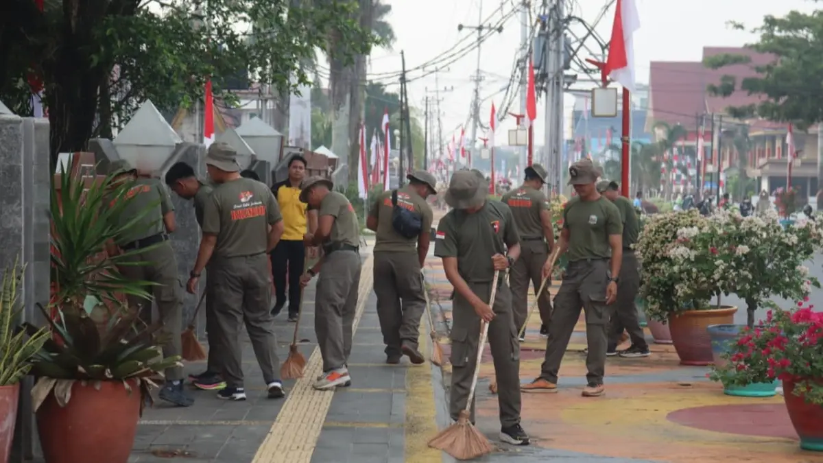GOTONG ROYONG: Personel Satbrimob Polda Kalbar bersama TNI, mahasiswa, dan masyarakat membersihkan sampah di sejumlah ruas jalan Kota Singkawang, Selasa (18/8/2026).