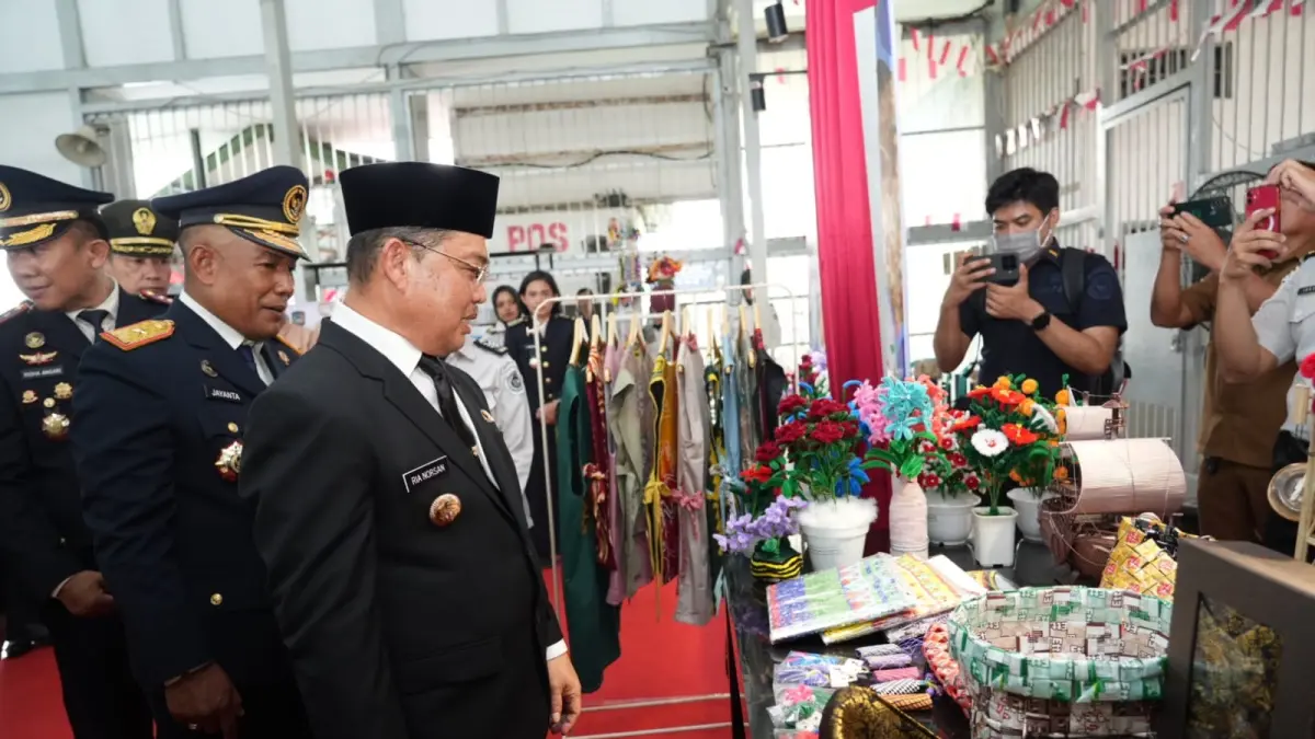 Gubernur Kalimantan Barat Ria Norsan meninjau sejumlah produk kerajinan warga binaan lembaga pemasyarakatan. (Adpim Pemprov Kalbar)