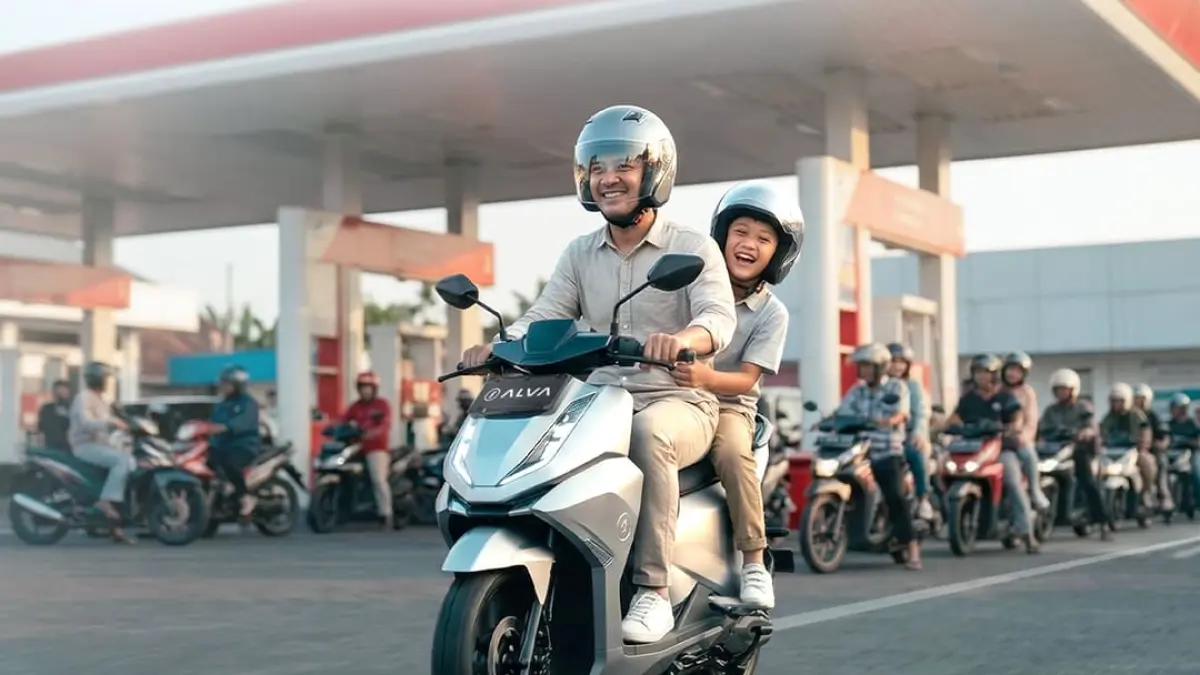 ILUSTRASI: Bapak bersama anaknya dengan riang menaiki ALVA N3 Next Gen. (ALVA)