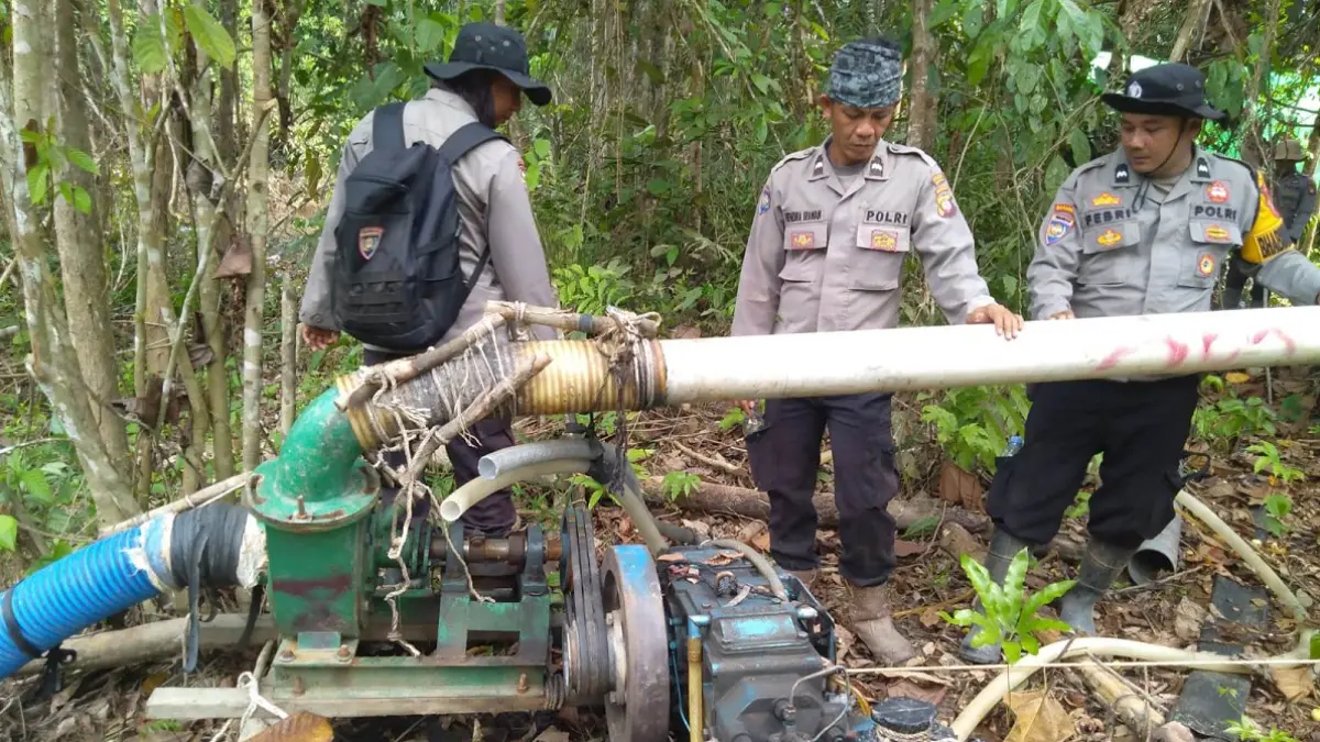 Jajaran Polsek Meliau menertibkan aktivitas PETI di kawasan aliran Sungai Boyan, Dusun Batu Laut, Desa Kuala Rosan, Kecamatan Meliau, Kabupaten Sanggau, Selasa (18/8/2026). (Humas Polri)