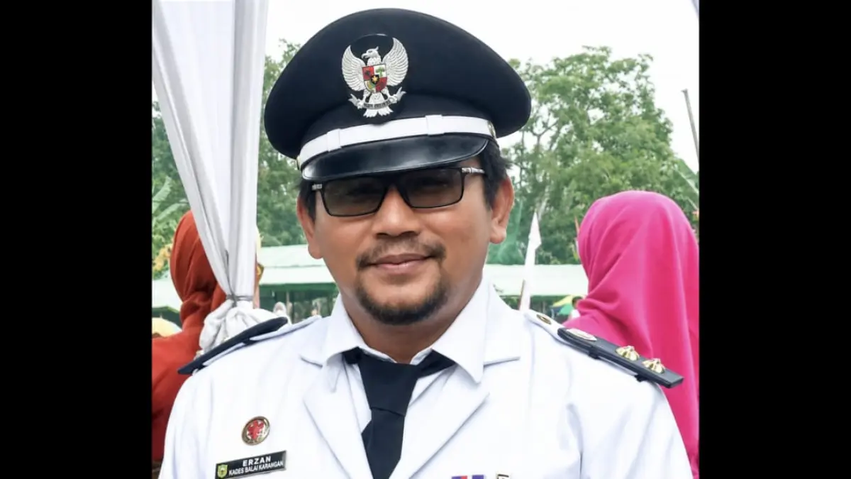 Kepala Desa Balai Karangan, Erzan Umar, menyampaikan klarifikasi dan permohonan maaf terkait video yang viral usai pengibaran Bendera Merah Putih di Lapangan Komando Balai Karangan. (ISTIMEWA)