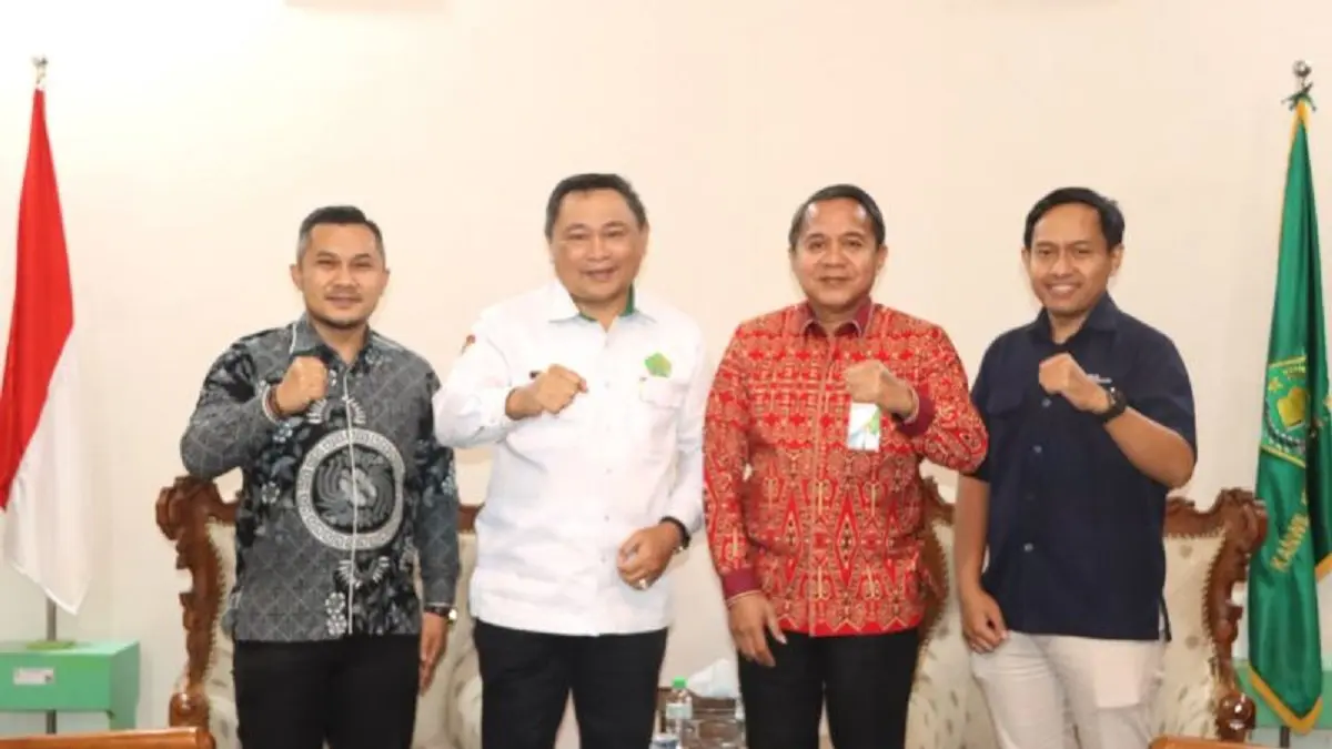 Kepala Kanwil Kemenag Kalbar Muhajirin Yanis menerima kunjungan Kepala BPJS Ketenagakerjaan Kalbar Suhuri di Pontianak, Rabu (19/8/2026). (ANTARA/Rendra Oxtora)