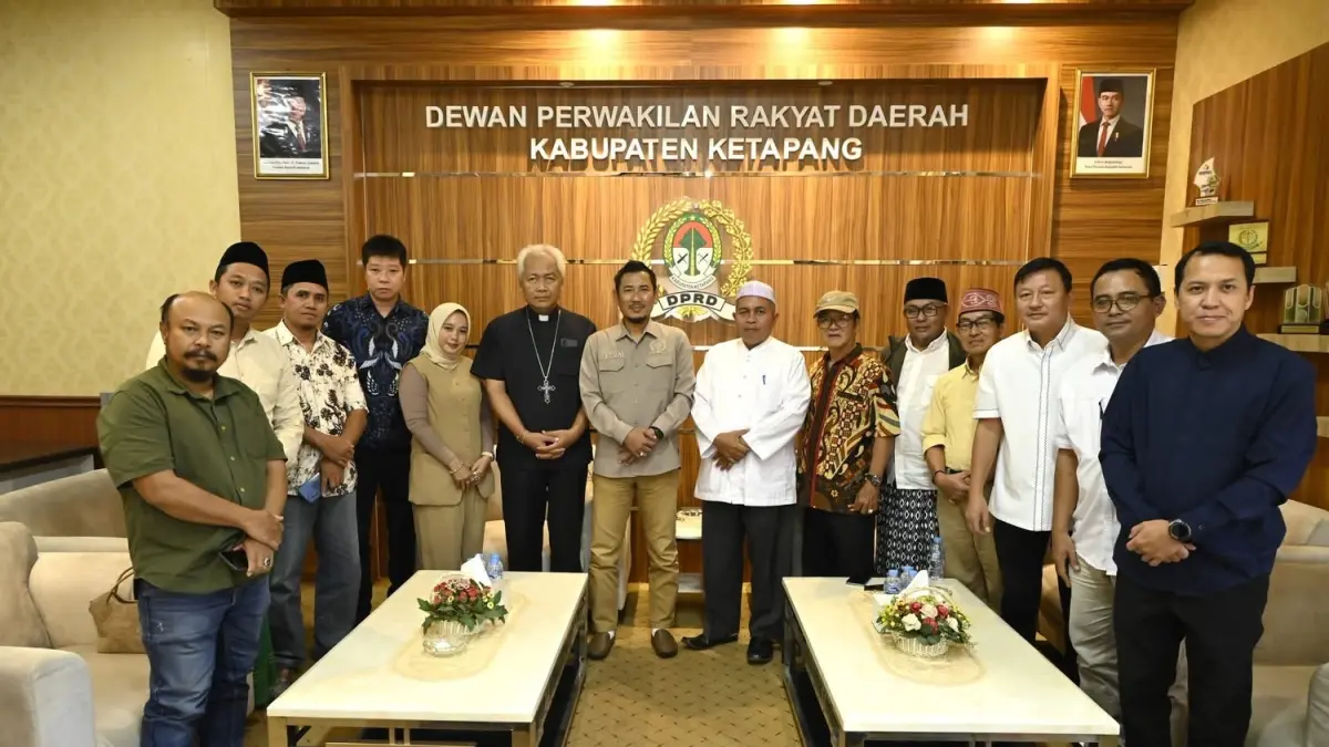 Ketua DPRD Ketapang menyambut kedatangan tokoh lintas agama di DPRD Ketapang, Selasa (18/8). (ISTIMEWA)

