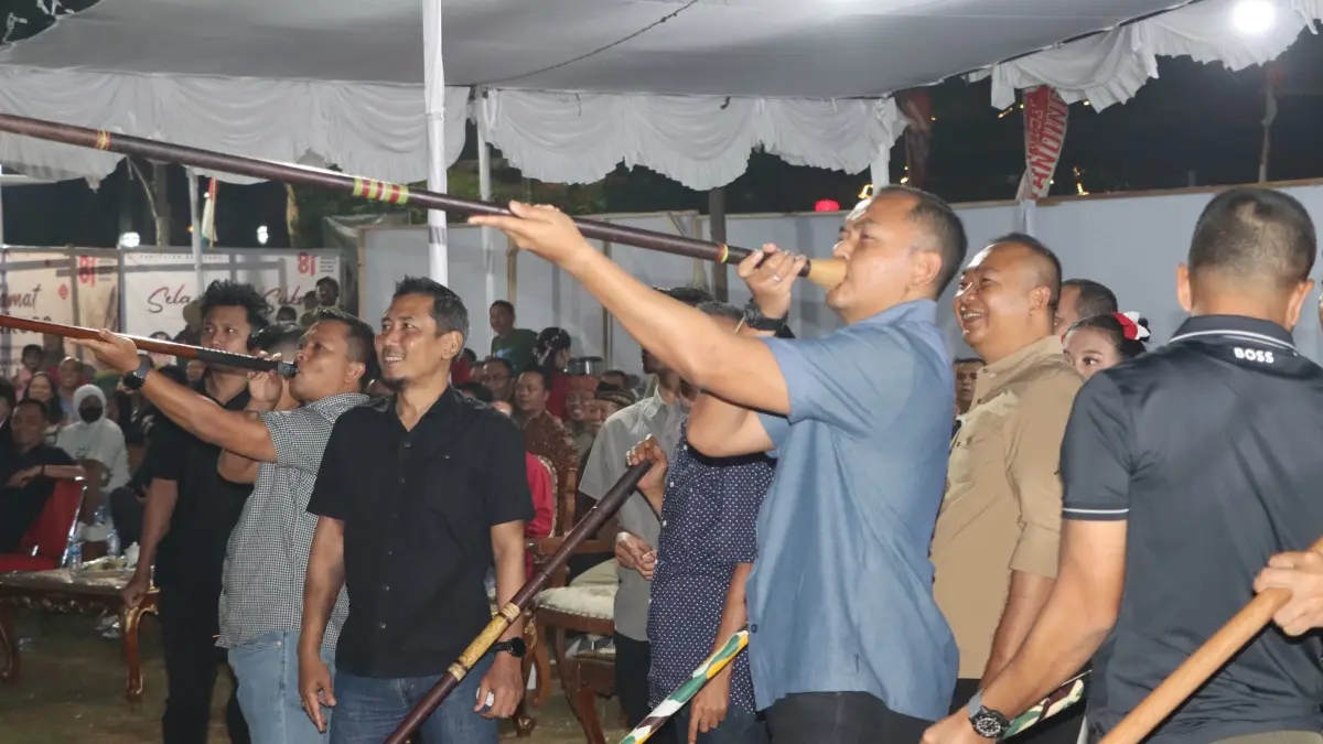 Lestarikan Tradisi: Kapolres Ketapang AKBP Muhammad Harris menjajal menyumpit dalam penutupan Kejuaraan Menyumpit Patih Jaga Patih Cup 2026 di Ketapang, Senin (17/8/2026).