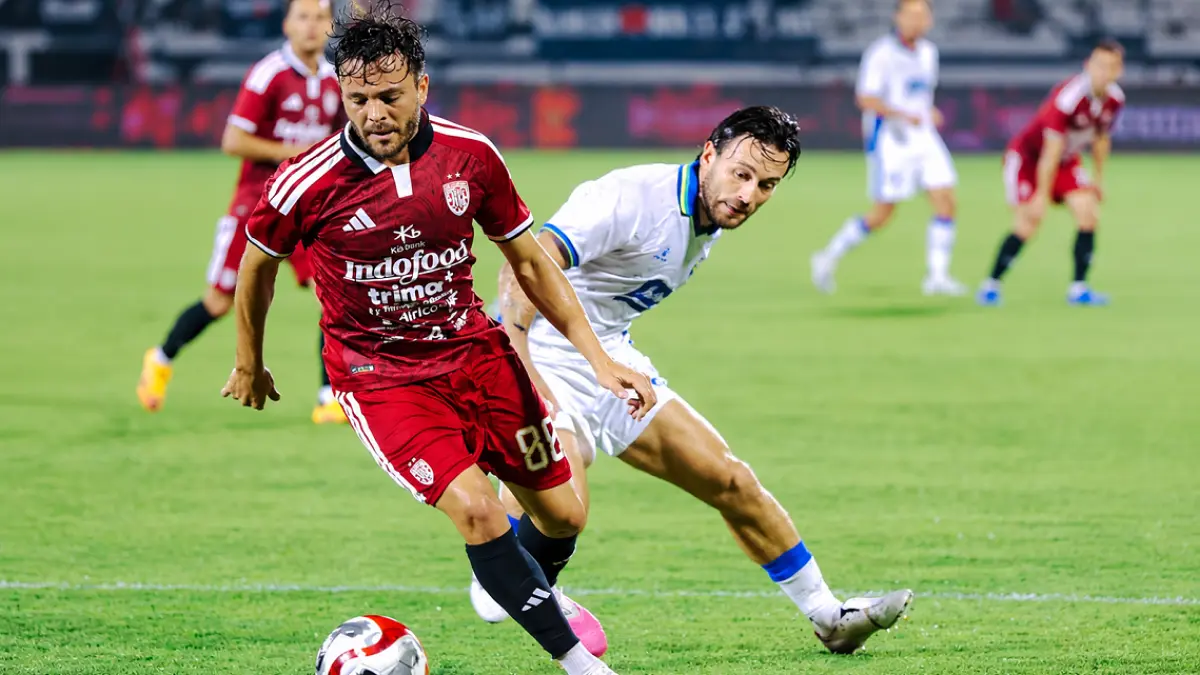 Marc Klok berjibaku berebut bola dengan pemain Bali United di pertandingan Dewata Challenge Series 2026. (IG@persib)