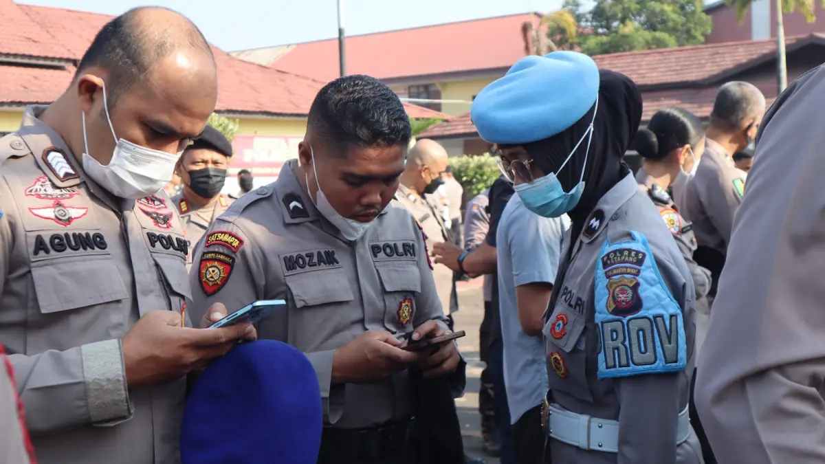 PERIKSA PONSEL: Petugas Sipropam Polres Ketapang memeriksa telepon seluler personel dalam kegiatan Gaktibplin untuk mencegah keterlibatan judol, Selasa (18/8/2026).