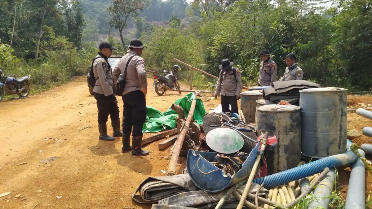 Personel Polsek Meliau melakukan penertiban dan pemeriksaan terhadap peralatan Pertambangan Emas Tanpa Izin (PETI) yang ditemukan di kawasan aliran Sungai Boyan, Dusun Batu Laut, Desa Kuala Rosan, Kecamatan Meliau, Sanggau, Selasa (18/8).(ISTIMEWA) 