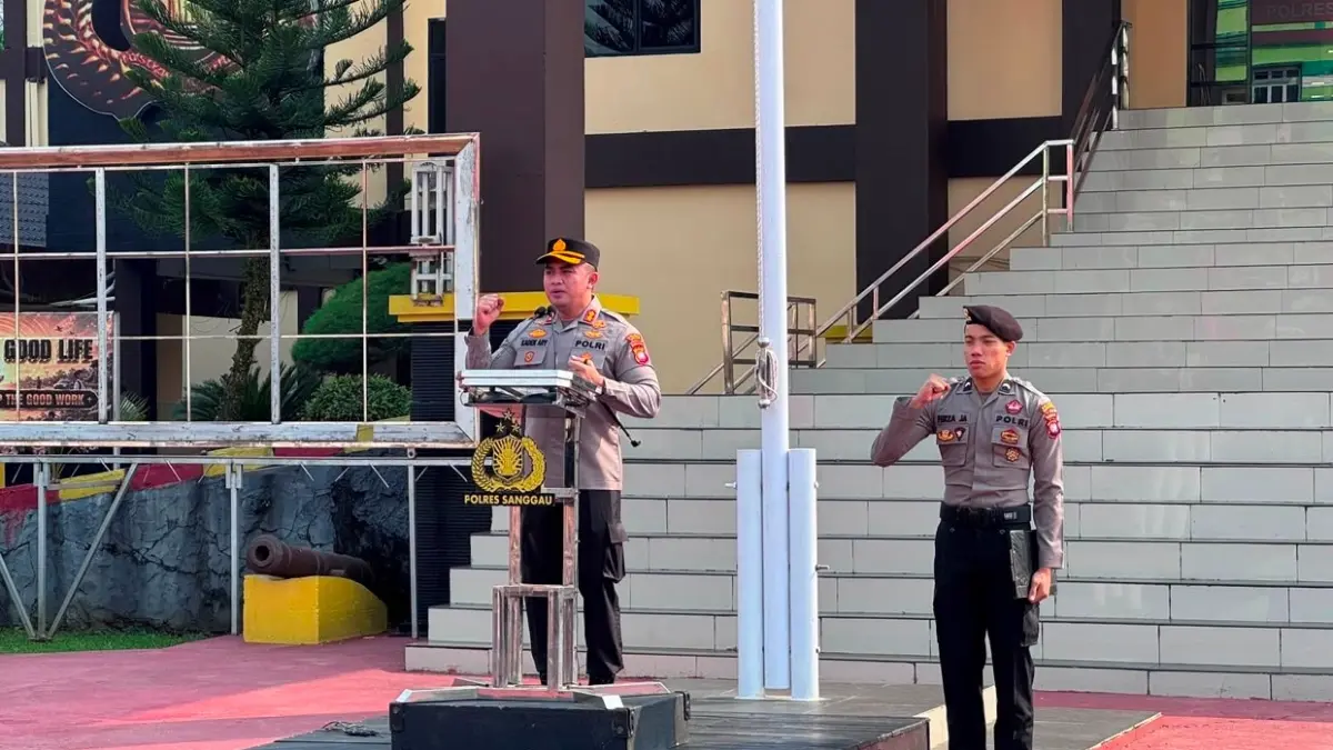 Personel Polsek Meliau melakukan penertiban dan pemeriksaan terhadap peralatan Pertambangan Emas Tanpa Izin (PETI) yang ditemukan di kawasan aliran Sungai Boyan, Dusun Batu Laut, Desa Kuala Rosan, Kecamatan Meliau, Sanggau, Selasa (18/8).(ISTIMEWA)
