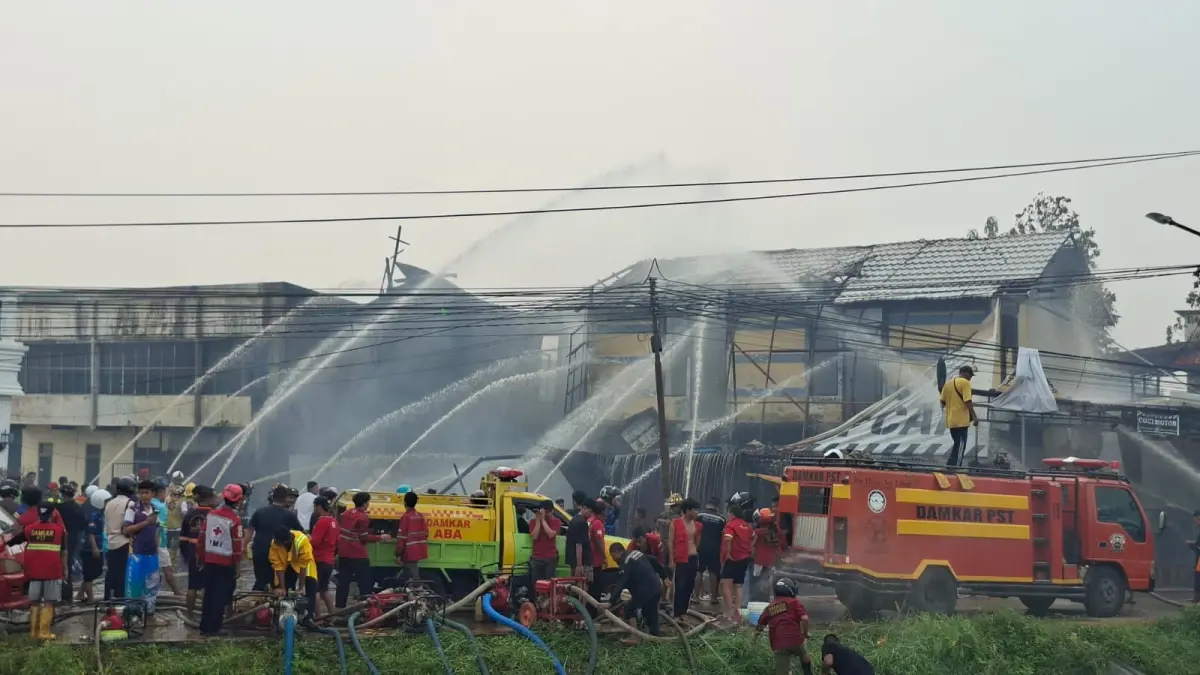 Petugas pemadam kebakaran saat berupaya memadamkan api yang membakar sebuah ruko  di Jalan Paralel Tol, Kecamatan Pontianak Timur, Rabu (19/8). (HANIF/PONTIANAK POST)