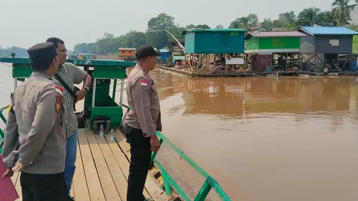 Polsek Semitau melaksanakan pengecekan sekaligus penertiban terhadap aktivitas Pertambangan Emas Tanpa Izin (PETI) di perairan Sungai Kapuas, wilayah Desa Nanga Kenepai, Kecamatan Semitau, Kabupaten Kapuas Hulu, Selasa (18/8/2026). (Humas Polri)