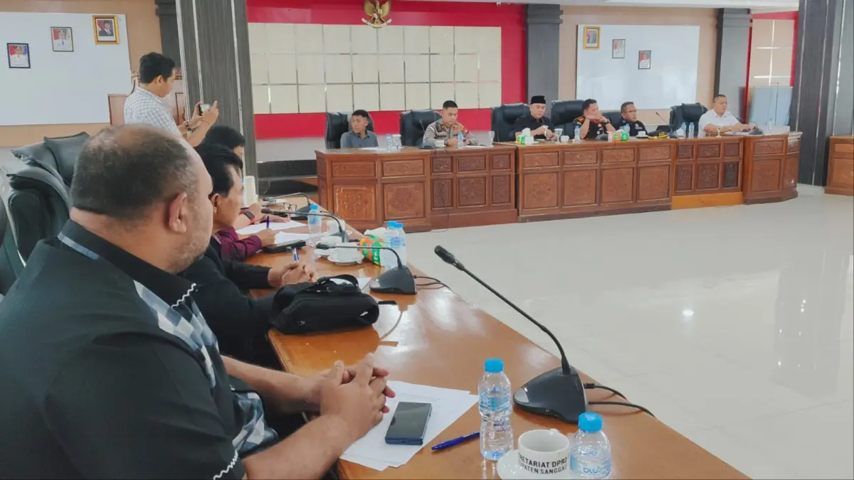 Rapat Dengar Pendapat (RDP) terkait dugaan pembuangan limbah PT Sasmita Bumi Wijaya (SBW) ke Sungai Lape, Desa Binjai, yang difasilitasi DPRD Kabupaten Sanggau, Selasa (18/8/2026).(AGUNG RAJALI SAPUTRA/PONTIANAK POST)&nbsp;
